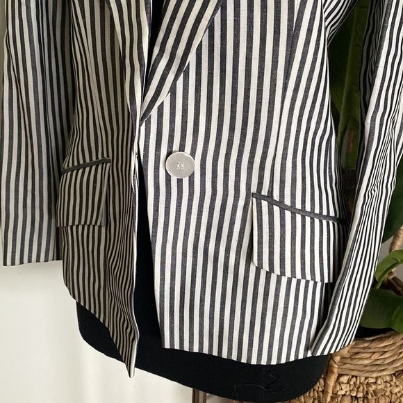 EUC Dana Buchman Striped Fitted Blazer Sz 4 - Picture 3 of 7